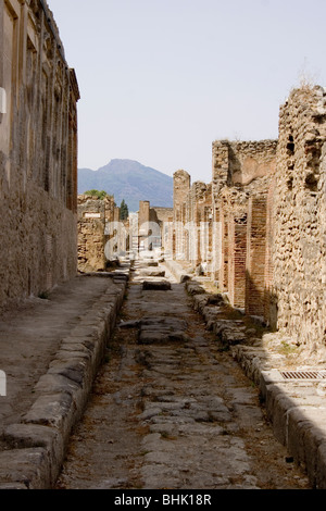 Blick entlang einer ausgegrabenen römischen Straße in Pompeji, Italien Europa Stockfoto