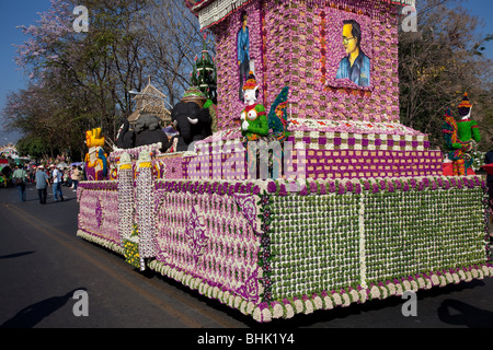 Chiangmai Blumenarstellung, alte und moderne Blumenkunst, täglich dekoriert, Parade von Schwielen mit bunten Blumen; Chiang Mai, Thailand Stockfoto