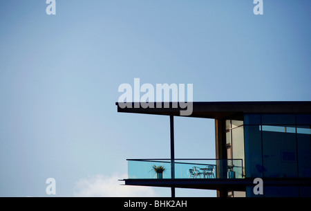 eine Silhouette eines modernen Balkons mit klaren blauen Himmel Stockfoto