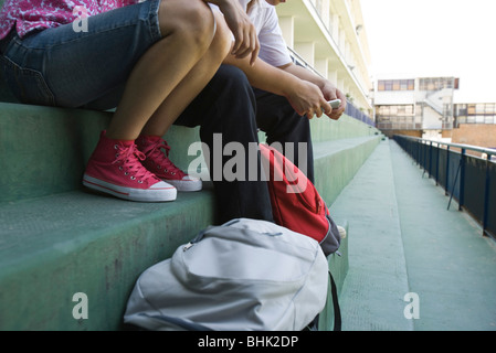 Jugendliche sitzen zusammen auf Schritte, niedrige Abschnitt Stockfoto