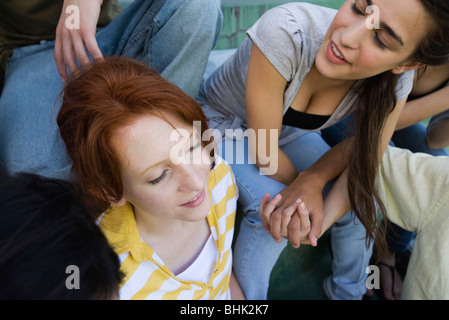 Teenager-Mädchen mit ihren Freunden rumhängen Stockfoto