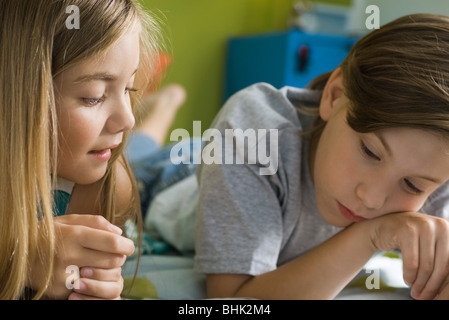 Geschwister Buch zusammen Stockfoto