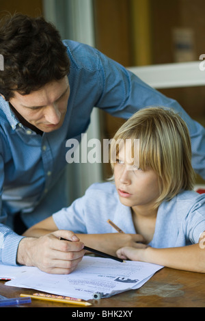 Männliche Junioren hohe Schüler zuhören als Lehrer erklärt schwierige Aufgabe Stockfoto