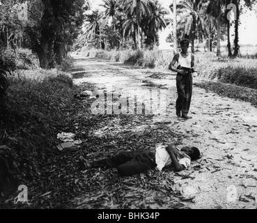 Geographie/Reisen, Kongo, Ereignisse, Simba-Aufstand 1964 - 1965, Einnahme von Stanleyville durch Regierungstruppen, tote Rebellen auf der Straße zum Flughafen, 4.12.1964, Stockfoto