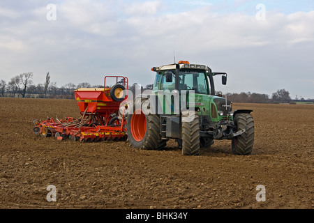 Landwirtschaft in Lincolnshire - Fendt 818 Traktor mit Vaderstad Samen Bohrer Stockfoto