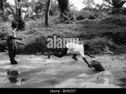 Geografie/Reisen, Kongo, Ereignisse, Simba-Aufstand 1964 - 1965, Einnahme von Stanleyville durch Regierungstruppen, Zivilist wird von einem Soldaten missbraucht, Dezember 1964, Stockfoto