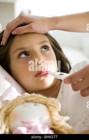 Mutter Tochter Temperatur prüfen, streicheln Stirn, beschnitten Stockfoto