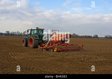 Landwirtschaft in Lincolnshire - Vaderstad 400F Samen Driller angeschlossen an Traktor Fendt 818 Stockfoto