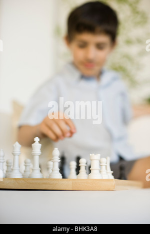 Junge spielt Schach Stockfoto