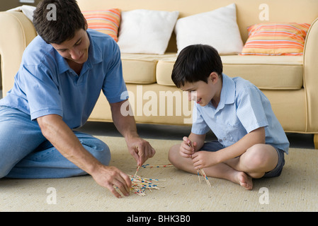 Vater und Sohn spielen holen Stöcke Stockfoto
