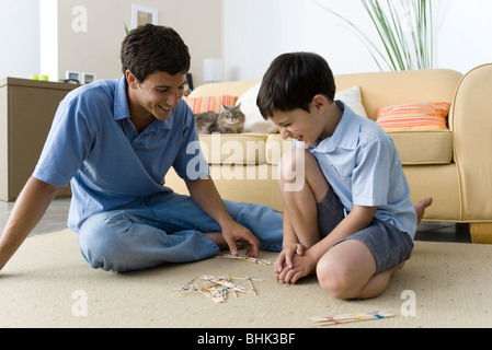 Vater und Sohn spielen holen Stöcke Stockfoto