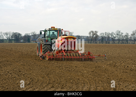 Landwirtschaft in Lincolnshire - Vaderstad 400F Samen Driller angeschlossen an Traktor Fendt 818 Stockfoto