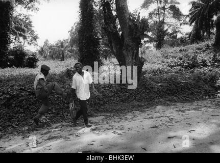 Geografie/Reisen, Kongo, Ereignisse, Simba-Aufstand 1964 - 1965, Einnahme von Stanleyville durch Regierungstruppen, Zivilist wird von einem Soldaten missbraucht, Dezember 1964, Stockfoto