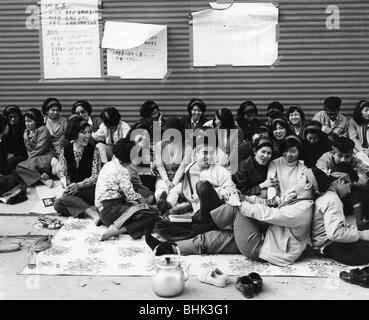 Geographie/Reisen, Japan, Menschen, junge japanische Menschen, die gegen den niedrigen Wechselkurs Yen/Dollar, Naha, Okinawa, 1971 demonstrierten, Stockfoto