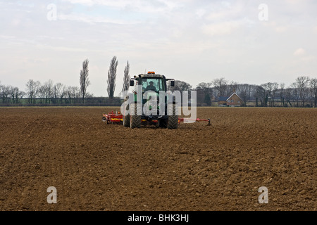 Landwirtschaft in Lincolnshire - Fendt Traktor mit Vaderstad Samen Bohrer Stockfoto