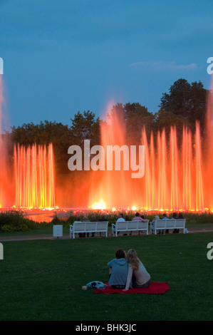 Planten un Blomen, Wasserspiele Bei Daemmerung, Menschen Auf Wiese, Hamburg, Deutschland | Planten un Blomen, Wasserspiele, H Stockfoto