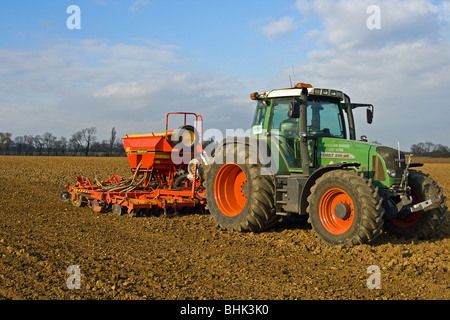 Landwirtschaft in Lincolnshire - Vaderstad 400F Samen Driller angeschlossen an Traktor Fendt 818 Stockfoto