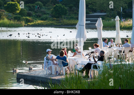 Cafe Terrasse bin Wasser, Park Planten un Blomen, Hamburg, Deutschland | Gärten Planten un Blomen, Hamburg, Deutschland Stockfoto