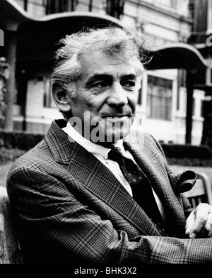 Leonard Bernstein (1918-1990), amerikanischer Komponist, außerhalb des Savoy Hotel, London. Artist: Unbekannt Stockfoto