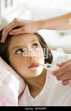 Mutter Tochter Temperatur prüfen, streicheln Stirn, beschnitten Stockfoto