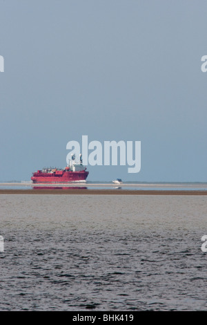 Ein offshore Schiff nähert sich Esbjerg. Stockfoto