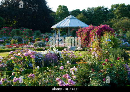 Rosengarten Mit Pavillon, Planten un Blomen, Hamburg, Deutschland | Rosengarten, Planten un Blomen, Hamburg, Deutschland Stockfoto