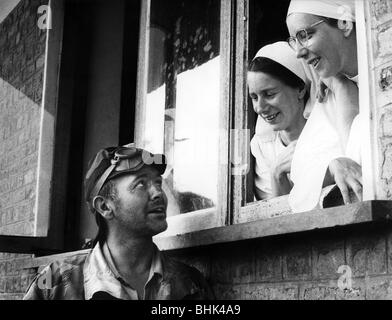 Geographie/Reisen, Kongo, Ereignisse, Simba-Aufstand 1964 - 1965, Söldner, Duck van der Linde aus Südafrika mit befreiten Nonnen, Bunia, Ituri, Provinz Orientale, Dezember 1964, Stockfoto