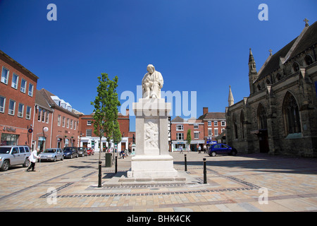 Marktplatz, Lichfield, mit einer Statue von Dr. Johnson, Compiler des ersten English Dictionary, geb. 1709 in Lichfield Stockfoto