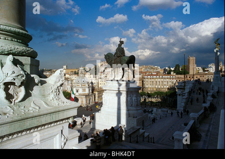 Rom. Italien. Il Vittoriano. König Victor Emmanuel ist auf eine bronzene Reiterstatue mit Blick auf die Stadt abgebildet. Stockfoto