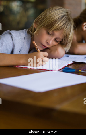 Grundschüler, die Konzentration auf die Arbeit der Schule Stockfoto