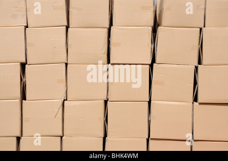 Viele Versand-Boxen im depot Stockfoto