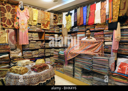 Verkäufer in seinem Geschäft. Sharjah Central Souq, Vereinigte Arabische Emirate Stockfoto