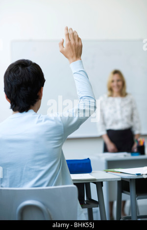 High-School-Schüler, die Hand in der Klasse heben Stockfoto