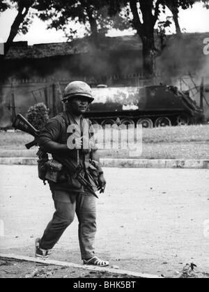 Ereignisse, Vietnamkrieg, kambodischer Soldat vor einem brennenden Militärfahrzeug in Phnom Penh, Kambodscha, nach einem Viet Cong-Angriff, 7.10.1972, Südostasien, Südostasien, Zweiter Indochina-Krieg, 20. Jahrhundert, historisch, historisch, 1970er, 70er, US M113 gepanzerter Personenträger, M 113, M-113, zerstört, Wrack, Waffe, Arm, Gewehr, Gewehr Uniform, Uniformen, Stahlhelm, Menschen, Stockfoto