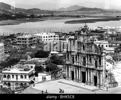 Geographie/Reisen, Volksrepublik China, Macau, Stadtansichten/Stadtansichten, Blick auf die Stadt von Fortaleza do Monte mit der Fassade der St. Paul's Kathedrale im Vordergrund, 1972, Stockfoto