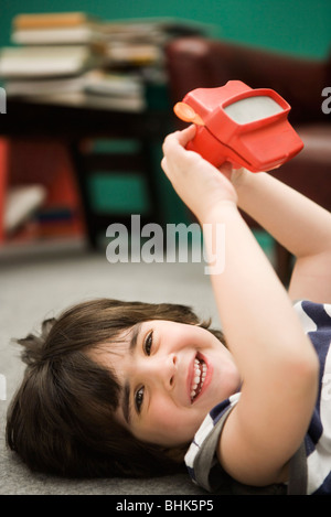 Kleiner Junge mit Spielzeug-Sucher Stockfoto