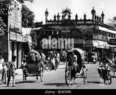 Geografie/Reisen, Bangladesch, Dhaka, Straßenszenen, dreirädrige Rickshaws in einer Straße, im Hintergrund eine Moschee, 1980, Stockfoto