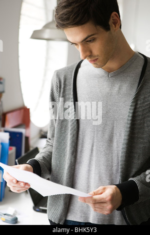 Mann überprüfen Dokument Stockfoto