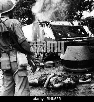 Ereignisse, Vietnamkrieg, tote Leichen und ein zerstörtes Militärfahrzeug nach einem Viet Cong-Angriff auf Phnom Penh, der Hauptstadt Kambodschas, 7.10.1972, Stockfoto