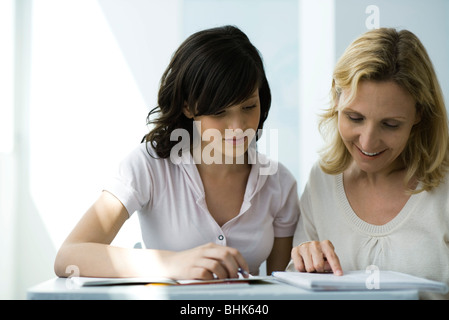 High School Lehrer und Schüler Notebook zusammen lesen Stockfoto