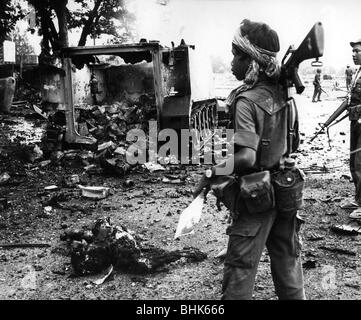 Ereignisse, Vietnamkrieg, verkohlte Leichen und ein zerstörtes Militärfahrzeug nach einem Viet Cong-Angriff auf Phnom Penh, der Hauptstadt Kambodschas, 7.10.1972, Stockfoto