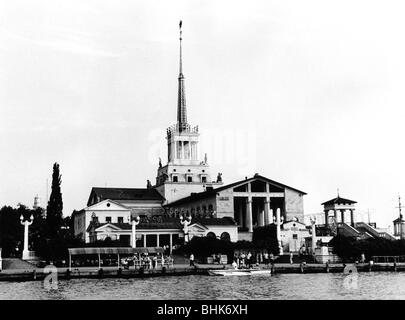Geografie/Reisen, Russland, Sotschi, Gebäude, Maritime Terminal am Hafen, Baujahr 1955, Außenansicht, 1971, Osteuropa, Sowjetunion, UdSSR, Architektur, 20. Jahrhundert, historisch, historisch, 1970er, 70er Jahre, kommunistisch, sozialistisch, Turm, Empfangsgebäude, Menschen, Stockfoto