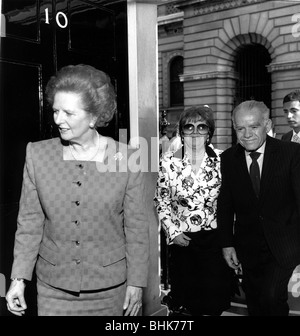 Yitzhak Shamir und seine Frau Margaret Thatcher am Nr. 10 Downing Street, Mai 1989. Künstler: Sidney Harris Stockfoto