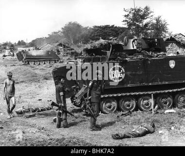 Ereignisse, Vietnamkrieg, kambodische Soldaten mit US-Militärfahrzeugen in Phnom Penh, Kambodscha, nach einem Viet Cong Angriff, 7.10.1972, Südostasien, Südostasien, Zweiter Indochina-Krieg, 20. Jahrhundert, historisch, historisch, 1970er, 70er, M113 gepanzerter Personenträger, M 113, M-113, zerstört, tote Körper, Leiche, Leichen, Tod, Menschen Stockfoto