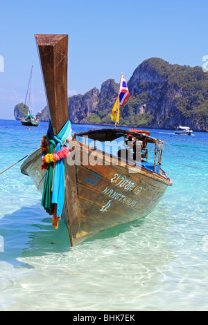 Verschiedene Ausflugsboote auf Kristall klares Wasser von Phi Phi Inseln in Thailand Stockfoto