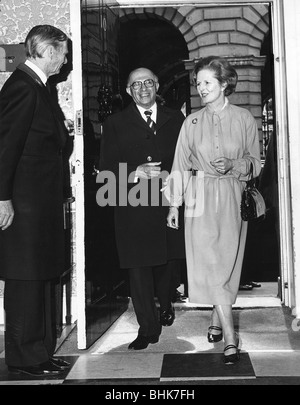 Margaret Thatcher (1925-), britischer Premierminister mit Menachem Begin, israelischer Premierminister, 1987. Künstler: Sidney Harris Stockfoto