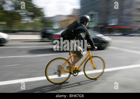 Stadt-Kurier, Radfahren auf der Straße. Stockfoto