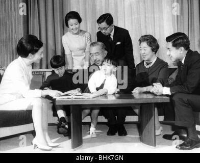 Hirohito, 29.4.1909 - 7.1.1989, Kaiser von Japan, Gruppenbild, mit seiner Familie, Tokio, Kaiserpalast, 26.12.1967, Stockfoto