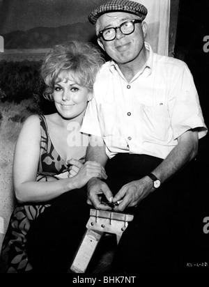 Billy Wilder (1906-2002), der amerikanische Hersteller mit Kim Novak (1933-), US-amerikanische Schauspielerin, 1964. Artist: Unbekannt Stockfoto