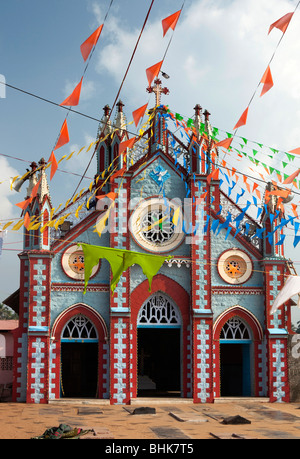 Indien, Kerala, Kovalam, Vizhinjam Dorf direkt am Meer, bunte Girlanden Flaggen vor alten St Mary Fischer Kirche Stockfoto